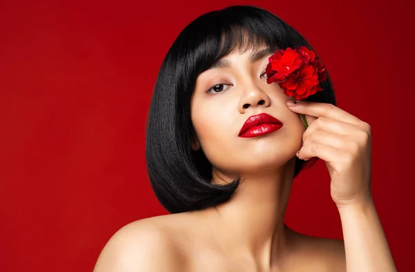 Visage Modèle Beauté Avec Lèvres Rouges Femme Asiatique Avec Coupe — Photo