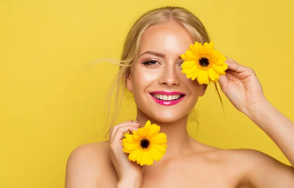 Mujer Joven Feliz Sosteniendo Flor Amarilla Frente Ojo Alegre Belleza —  Fotos de Stock