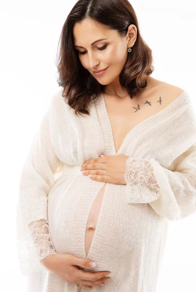 ベリーを見ている幸せな妊婦 妊娠中のケアと健康的な妊娠 笑顔の母は孤立した白い背景の上に子供の誕生のための準備腹部を包含 — ストック写真