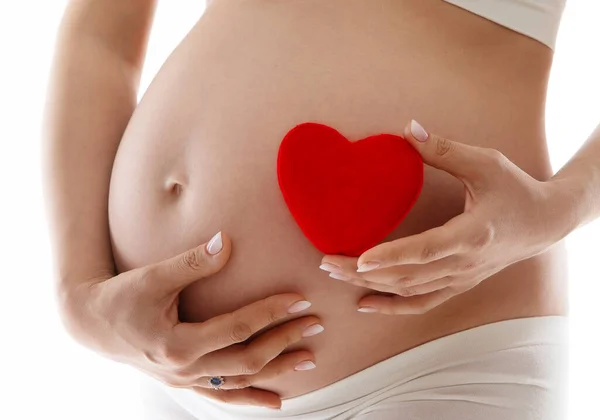 Mãe Amor Barriga Grávida Com Coração Vermelho Nas Mãos Close — Fotografia de Stock