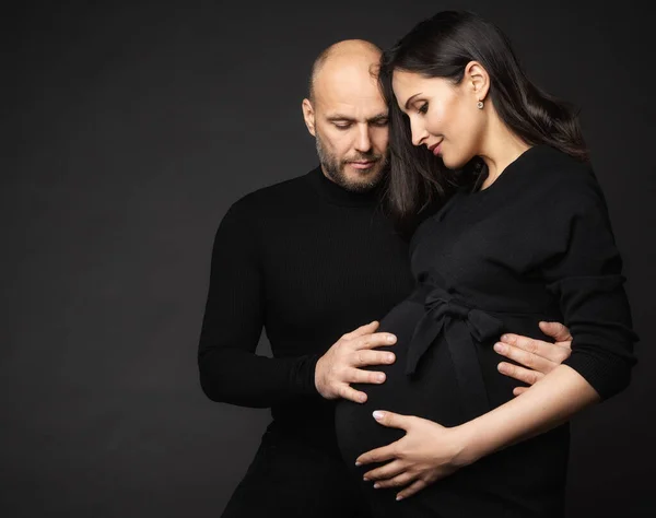 Gelukkig Zwanger Paar Kijkend Naar Belly Moeder Vader Liefde Verwacht — Stockfoto