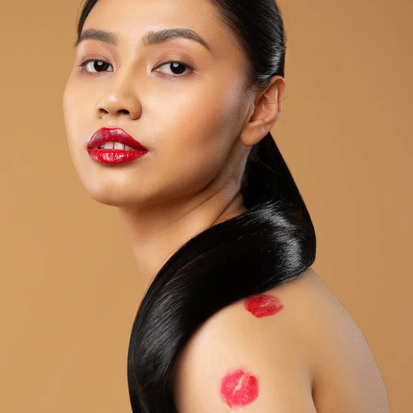 Model Piękności Twarzy Czerwonymi Ustami Makijaż Ślady Pocałunku Szminki Skórze — Zdjęcie stockowe