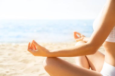 Yoga Meditasyon Egzersizi, Rahatlatıcı Kadın Deniz Sahilinde Otur, Eller Odaklı