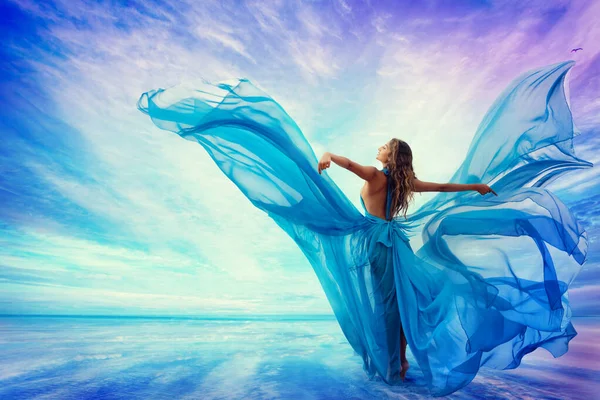 Mulher Vestido Azul Voando Vento Olhando Para Céu Mar Braços — Fotografia de Stock