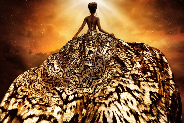 Модна Модель Золотій Літаючій Сукні Дивиться Світло Жінка Золотому Довгому — стокове фото