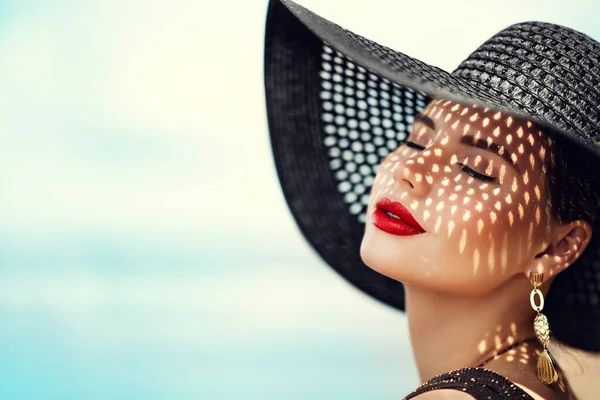 Woman Black Summer Hat Red Lips Make Fashion Luxury Model — Fotografia de Stock