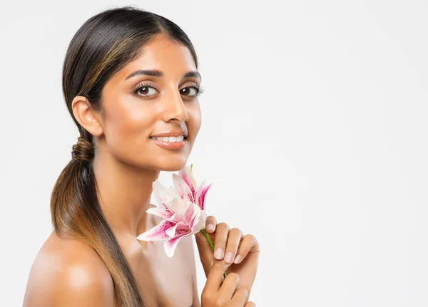 Skönhetskvinna Ansiktsvård Glad Leende Indiska Flicka Med Naturliga Läppar Och — Stockfoto