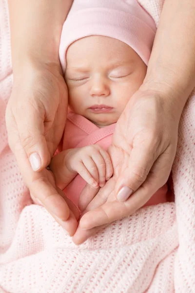 Mano Bebé Las Palmas Madre Chica Recién Nacida Durmiendo Con — Foto de Stock