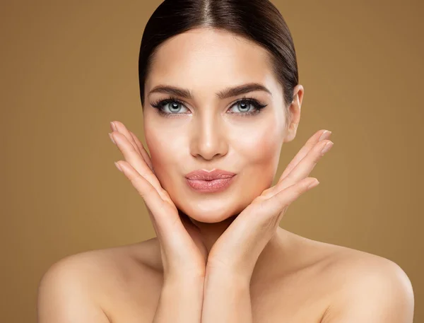 Modelo Belleza Mostrando Pómulos Labios Llenos Cuidado Piel Cara Hermosa — Foto de Stock