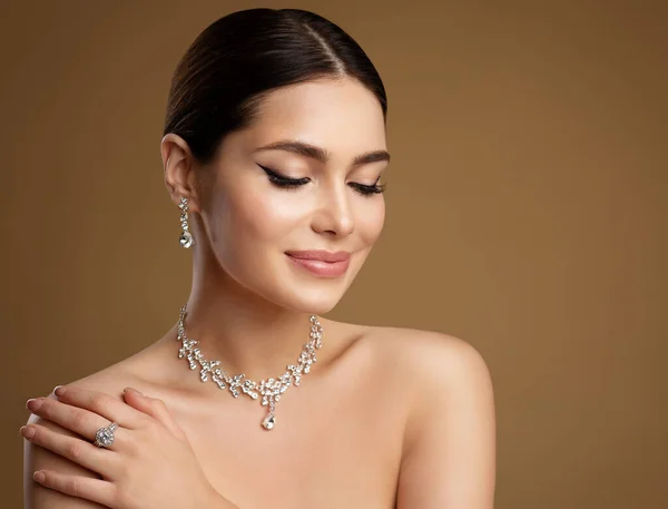 Krása Model Svatební Šperky Set Elegantní Žena Náhrdelníku Náušnicí Prstenem — Stock fotografie