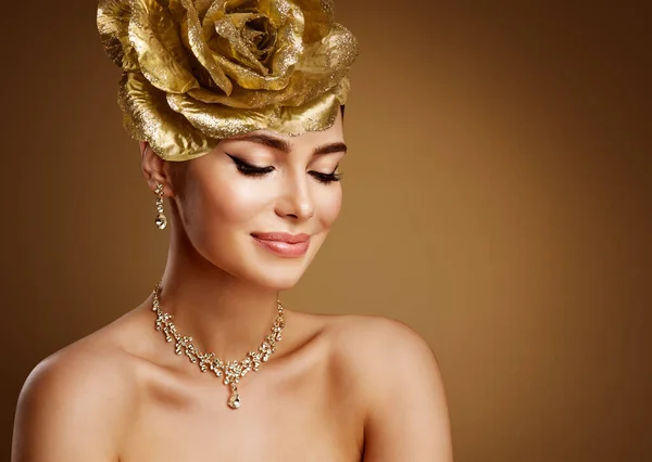 Piękna Kobieta Złotym Zestawie Biżuterii Ślubnej Piękna Modelka Złotym Tiarze — Zdjęcie stockowe