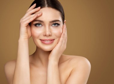 Yüz bakımı. Güzellik Modeli yüz gerdirme masajı yapıyor. Gülümseyen Güzel Kız Temizleyici Yüz. Kadın Derisi Doldurucu Kozmetoloji ve Yaşlanma Karşıtı Estetik Cerrahi