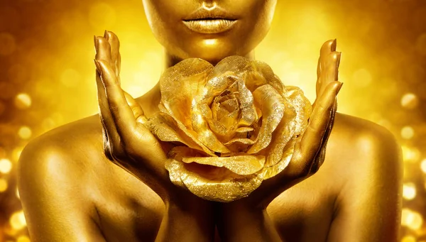 金皮肤女人脸 金唇和花凑在一起 手握珠宝玫瑰的女性手在闪亮的幻想背景下 豪华美容院黄金金属阀体 — 图库照片