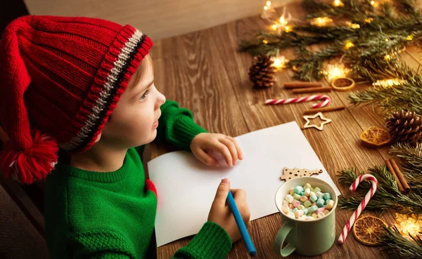 Christmas Kid Escribiendo Carta Santa Happy Child Red Santa Hat —  Fotos de Stock