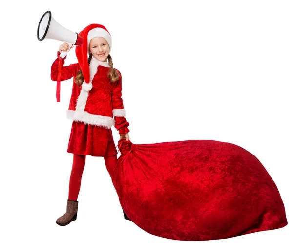 クリスマス子供引っ張っサンタバッグギフトのフル サンタ ハットの面白い女の子とクリスマスプレゼント付きの赤い巨大な袋の衣装 冬のショッピングとクリスマスギフト配達隔離されたホワイト — ストック写真
