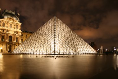 Gece Louvre Piramidi