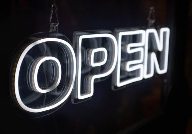Bir vitrinde asılı açık neon tabela