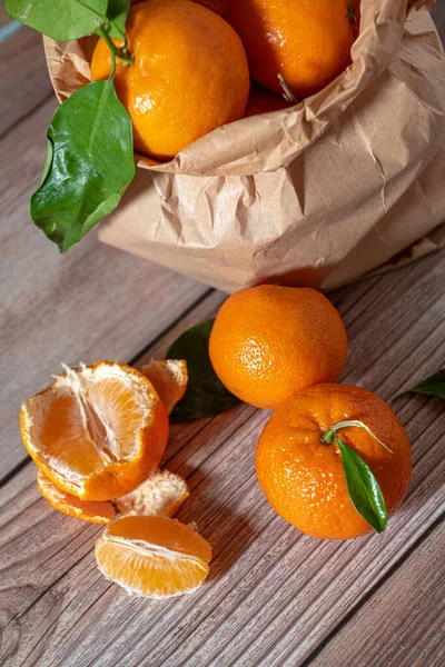 Sac Papier Avec Mandarines Fraîchement Cueillies Sur Une Surface Bois — Photo