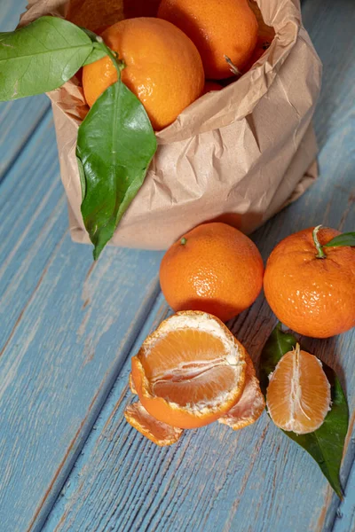 Sac Papier Avec Mandarines Fraîchement Cueillies Sur Une Surface Bois — Photo