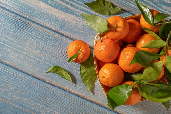 Korb Mit Frisch Gepflückten Mandarinen Auf Einer Holzoberfläche — Stockfoto