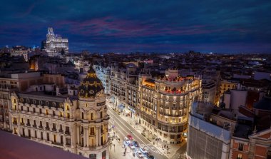 Madrid 'in merkezinin Gran Via ve Alcala' daki gece manzarası