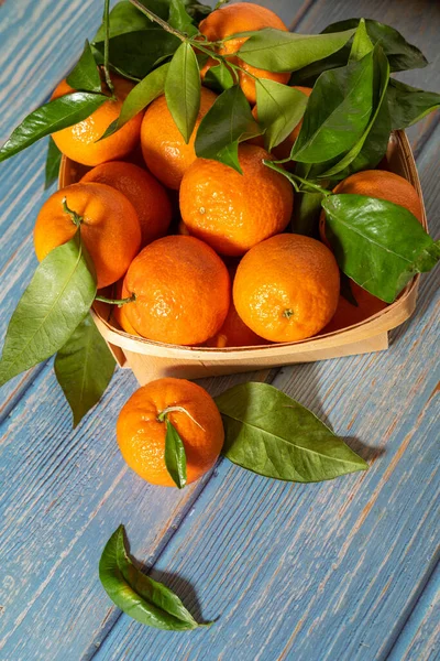 Korb Mit Frisch Gepflückten Mandarinen Auf Einer Holzoberfläche — Stockfoto