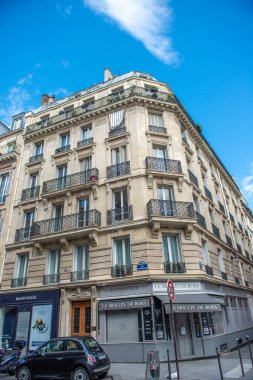 Turenne caddesinin Paris köşesinde.