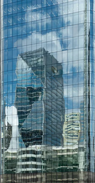 商业区塔楼反映在玻璃立面上 — 图库照片