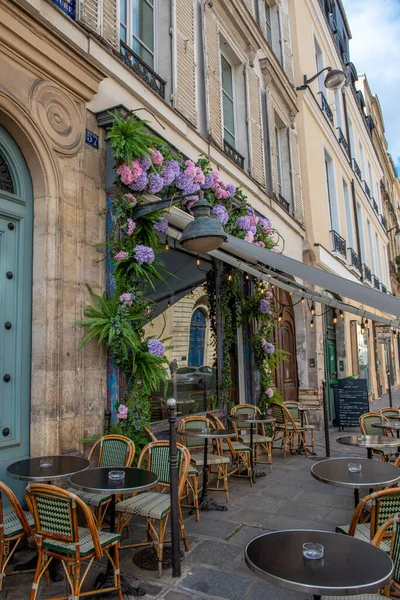 Terrasse Restaurant Typiquement Parisien Décoré Fleurs — Photo