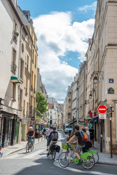 パリの聖ポール通りにサイクリスト — ストック写真