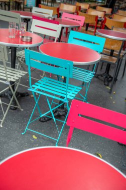 Paris caddesinde çok renkli bir teras