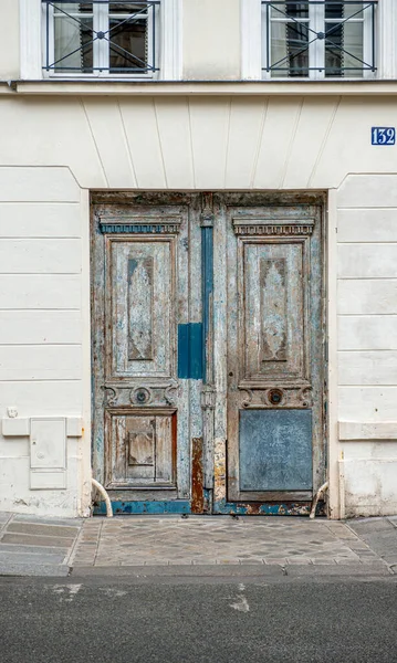 Alte Blaue Pariser Tür Bemalungsprozess — Stockfoto