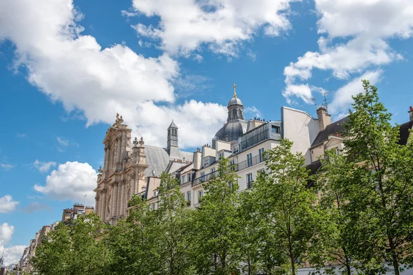 Yazın Paris caddesinin manzarası