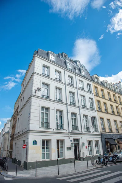图伦街典型的巴黎建筑 — 图库照片