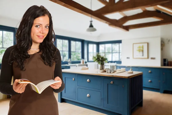 Una Mujer Sosteniendo Libro Cocina Una Cocina Rústica — Foto de Stock