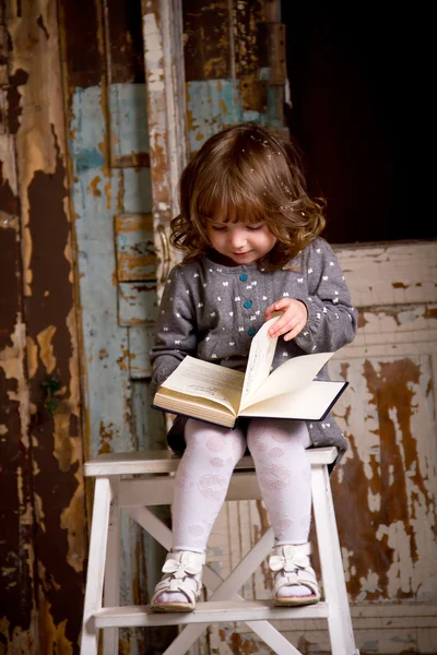 Menina lendo um livro — Fotografia de Stock