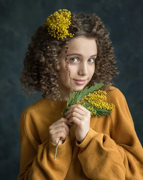 Portrét Kudrnaté Dívky Oranžovém Svetru Náprsenkou Mimózy Modrém — Stock fotografie