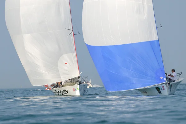 Dos barcos navegando (alcanzando) durante Centomiglia 2012 — Foto de Stock