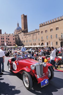 Kırmızı mg gp nuvolari başlar