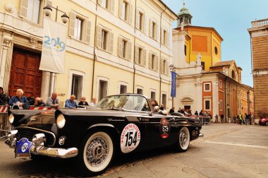 siyah ford thunderbird Ravenna