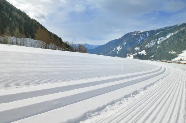 Paysage montagneux enneigé avec piste de ski de fond Images De Stock Libres De Droits