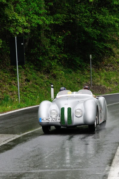 Šedé bmw 328 roadster mille miglia během 1000 miglia — Stock fotografie