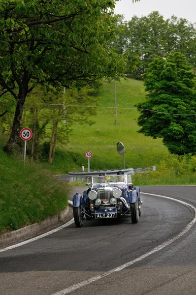 Aston martin le mans tijdens 1000 miglia blauw — Stockfoto