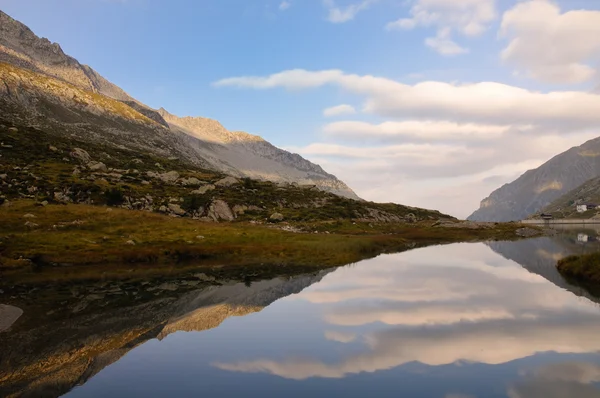 Gebirgsstausee am frühen Morgen — Stockfoto