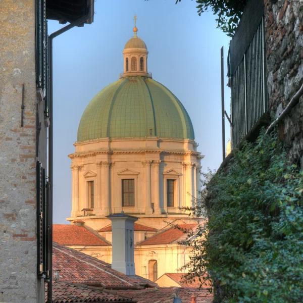 Dóm ve městě brescia — Stock fotografie