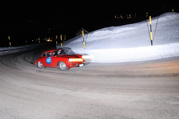 Ein roter Porsche 356 b beim Wintermarathon 2013 — Stockfoto