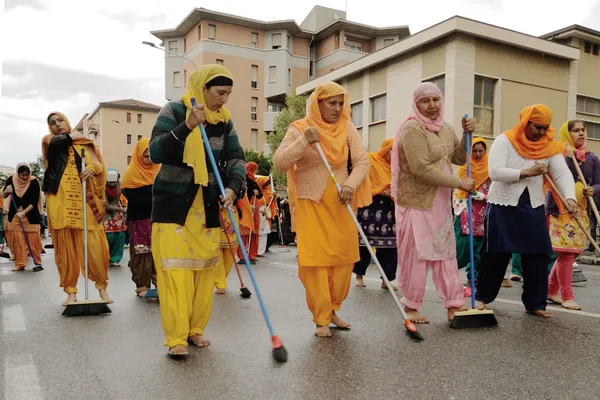 I devoti sikh spazzano la strada a piedi nudi al Baisakhi festival 2013 a Brescia — Foto Stock