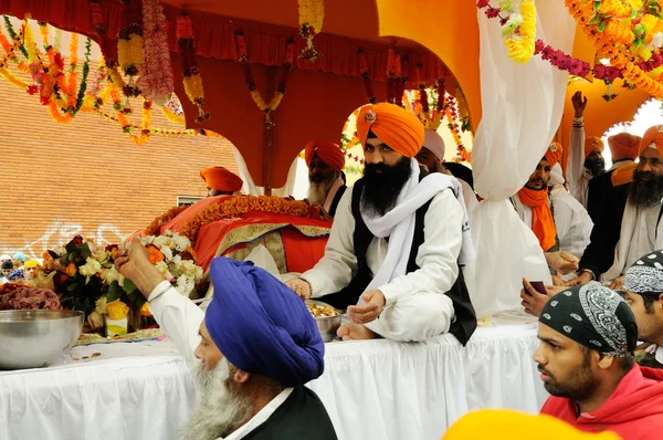 Sikh sharing food at 2013 Baisakhi festival in Brescia — Stock Photo, Image