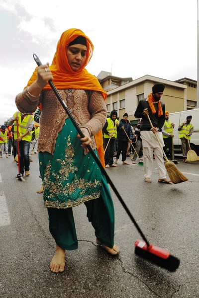 锡克教信徒扫路赤脚在布雷西亚 2013 baisakhi 节 — 图库照片