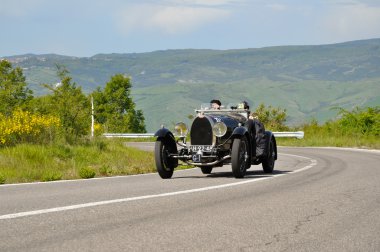 1000 miglia sırasında siyah bugatti türü 44